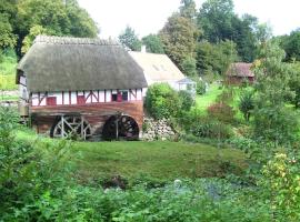 Old watermill by beautiful lake, hotel v destinaci Vejstrup