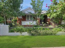Charm and Value in Central, casa de alquiler en un lago en Wagga Wagga
