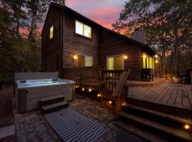 Nature's Paradise with Hot Tub and Fire Pit, hotel din Lake Harmony