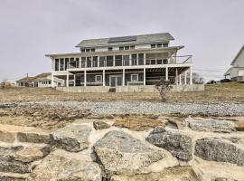 Coastal Waterford Getaway, Steps to the Water!，Waterford的海灘飯店