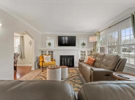 5 Mins to UND - Cozy 4BD with BBQ & Pool Table, hotel v destinaci South Bend