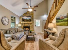 Serene Chalet w Hot Tub, Games, Wi-Fi, Pets OK, hotel in Pigeon Forge
