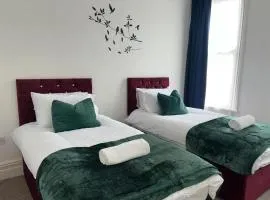 2 Bed Flat - Sleeps 5 - Pets - Parking - Wifi