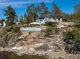 Beachfront cottage with sea view, casa de campo em Dilling&oslash;y