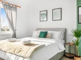 Stylish 3 Bedroom Home - Spacious - Beautifully Presented - Flex Check-in - Free Parking, hotel a Nottingham