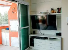 3 quartos a 280m da praia c roupa de cama - Sacada com Churrasqueira - climatizado - 10 min a pé da passarela do Ribeiro e acesso a Praia de Bombinhas - 5 min a pé de supermercados - Até 8 pessoas, ideal p famílias, grupos, crianças