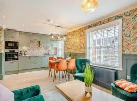 Betty's Spa Penthouse- 2bed Luxury Appt, Parking