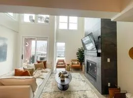 Downtown WP Loft 219 I Private Hot Tub I Great Views I Activity Program