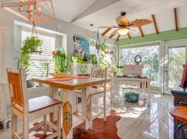 Bring Your Pup! Remote-Work Hub 22 Mi to Austin, hotel a Kyle