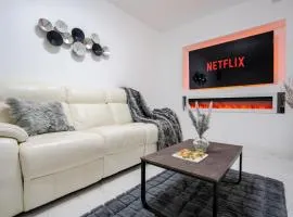 Luxury 5 bed room Near Etihad and Coop Live