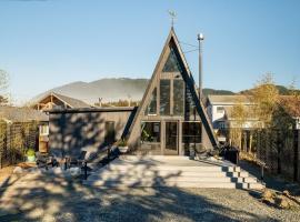 Shadow Peak A-frame by Oregon Coast Modern, hotel a Manzanita