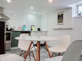 10 minutes to Montreal entire place 2 bedrooms private entrance, hotel v destinaci Laprairie