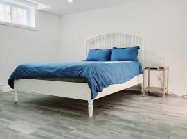 10 minutes to Montreal entire place 2 bedrooms private entrance, hotel in Laprairie