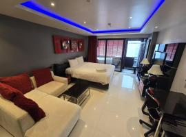 Absolute Bangla Jacuzzi Suites Condo，巴東海灘的分租公寓