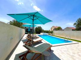 Stone & Sun Retreat with Private Pool, hotel di Rupalj