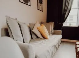 Peaceful City Apartment-Sleeps 4-Sofa Bed- Free Parking