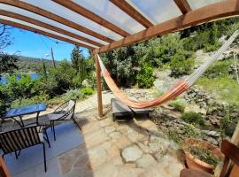 A tiny sea home in the wilderness, hotel em Vis