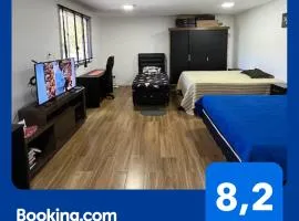 Quarto Grande Com Banheiro Privativo em OP