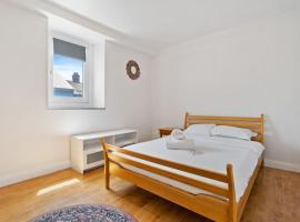 Cozy 3BR Townhome Walk to City Center & Park Free, hotel v Lucembursku