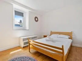 Cozy 3BR Townhome Walk to City Center & Park Free