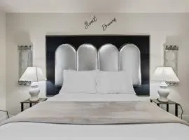 Chic & Cozy Room, Unique Design, Shared Amenities Near CofI and Lake Lowell