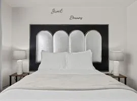 Chic & Cozy Room, Unique Design, Shared Amenities Near CofI and Lake Lowell