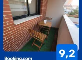 Elegante piso con terraza, garaje, piscina y AC