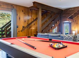 Sierra Vista by Willowbend Creek and waterfalls, Sleeps 16, with Hot tub, Play Yard, Arcade، فندق في North Fork