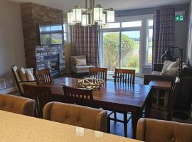 Spacious Condo next to The Blue Mountains w Patio, acomoda&ccedil;&atilde;o em condom&iacute;nio em Blue Mountains