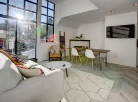 Whistler Village 1BR, Sleeps 4, Pool, Hot Tub & Near Shops