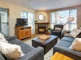Whistler Village 2BR, Sleeps 6, Walk to Lifts & Lake