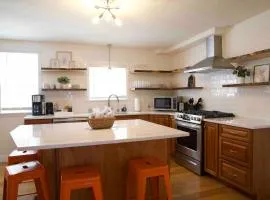 Modern 3 bed close to downtown- parking available