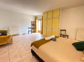 84B3 - Freesia suite in 18th century Provencal farmhouse, hotel v destinaci Althen-des-Paluds