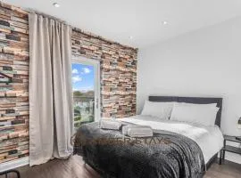 Stylish 3 Bed House in Reading, Perfect for Business & Contractors, Free Parking!