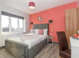 Pass the Keys Lower Wortley 3 - Couples Haven with a Shared Kitchen