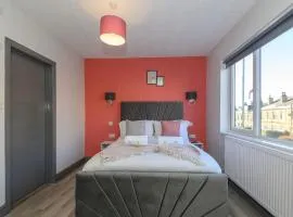 Pass the Keys Love Blooms in Lower Wortley - Couples Hideout with a Shared Kitchen