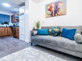 Cosy Royal Blue 3-Bedroom Family Home Sleeps 6, Free Parking & Wi-Fi, Garden and Private Patio