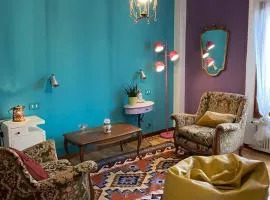 SpazioViola appartamento intimo boho style uno spazio magico per l'energia che si respira in un palazzo della vecchia Bologna Qui nulla è perfetto ma tutto racconta No Wi-Fi No aria condizionata