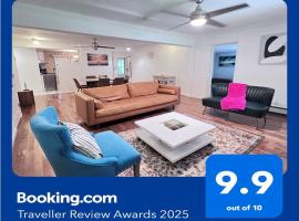 Modern and spacious villa close to NYC/Brooklyn/Queens/Garden City, hotel v destinaci Westbury