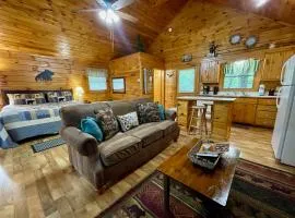 Studio in Gatlinburg with hot tub- super cozy!
