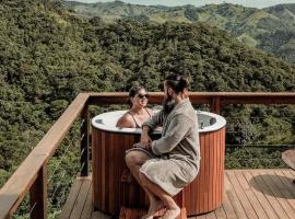 Cabana na montanha com Ofurô ao ar livre, churrasqueira, trilha com cascata e Starlink, hotel in Cambuí