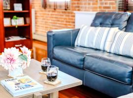 Jennifer's Riverfront Foundry Apartment Downtown, căn hộ ở Providence