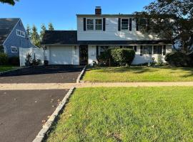 Modern and spacious 4 B/R + 2 bath house, hotel v destinaci Westbury