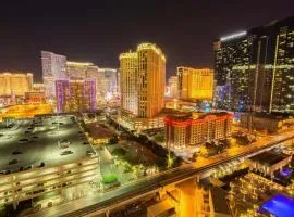 No Resort Fee StripView Balcony+ Free Valet+ Pool