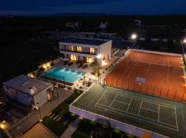 Villa Freedom with tennis court, infinity pool and sauna