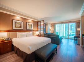 No Resort Fee Strip View Balcony+ Free Valet+ Pool，拉斯維加斯的小屋