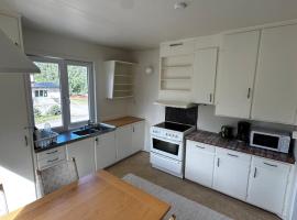 Stor lägenhet med 5 sängar!, Hotel in Kumla