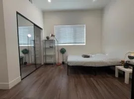 The Blue Hostel - Private Room With Private Bath - USC - DTLA - BMO Stadium - LA OLYMPIC - STAPLES CENTER