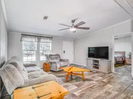 7 Mi to Crystal River Home with Yard and Fire Pit!