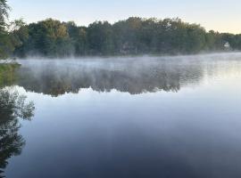 Peaceful Pocono Lakefront, beach, pools, firepit, pets, hotel ob plaži v mestu Arrowhead Lake